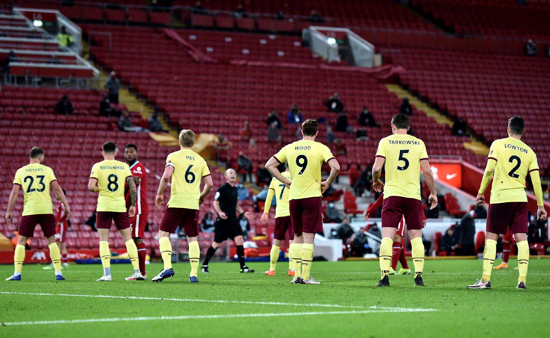 场激烈的英 场激烈的英